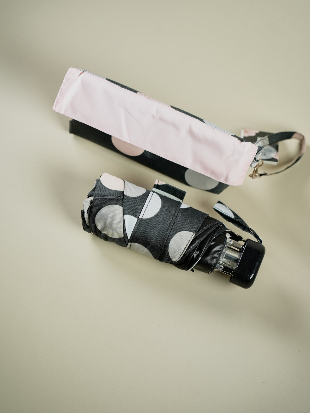 Folding umbrella/mechanics